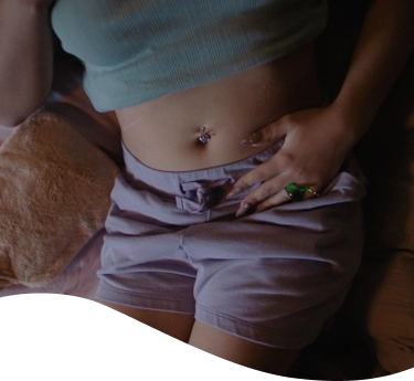 Mujer con cólicos menstruales mientras entrena